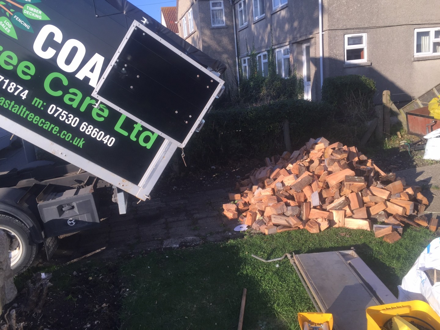 welcome to the wood yard, order your logs now, seasoned logs, logs, firewood, firewood logs, seasoned firewood logs, seasoned firewood, seasoned hardwood, seasoned mixed logs, seasoned softwood logs, log yard, log pile, log store, loading firewood, loading logs