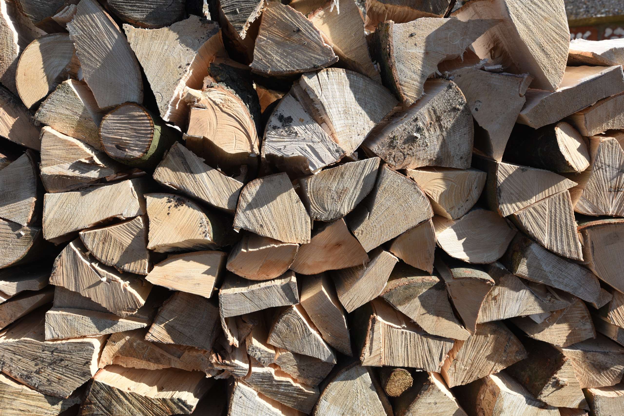 seasoned logs, logs, firewood, firewood logs, seasoned firewood logs, seasoned firewood, seasoned hardwood, seasoned mixed logs, seasoned softwood logs, log yard, log pile, log store, loading firewood, loading logs
