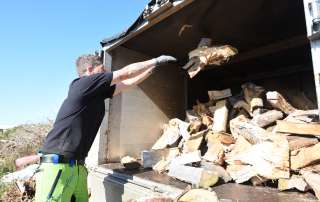 welcome to the wood yardseasoned logs, logs, firewood, firewood logs, seasoned firewood logs, seasoned firewood, seasoned hardwood, seasoned mixed logs, seasoned softwood logs, log yard, log pile, log store, loading firewood, loading logs